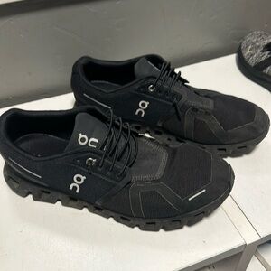 Like new Men’s Size 10 on cloud  QC shoes
